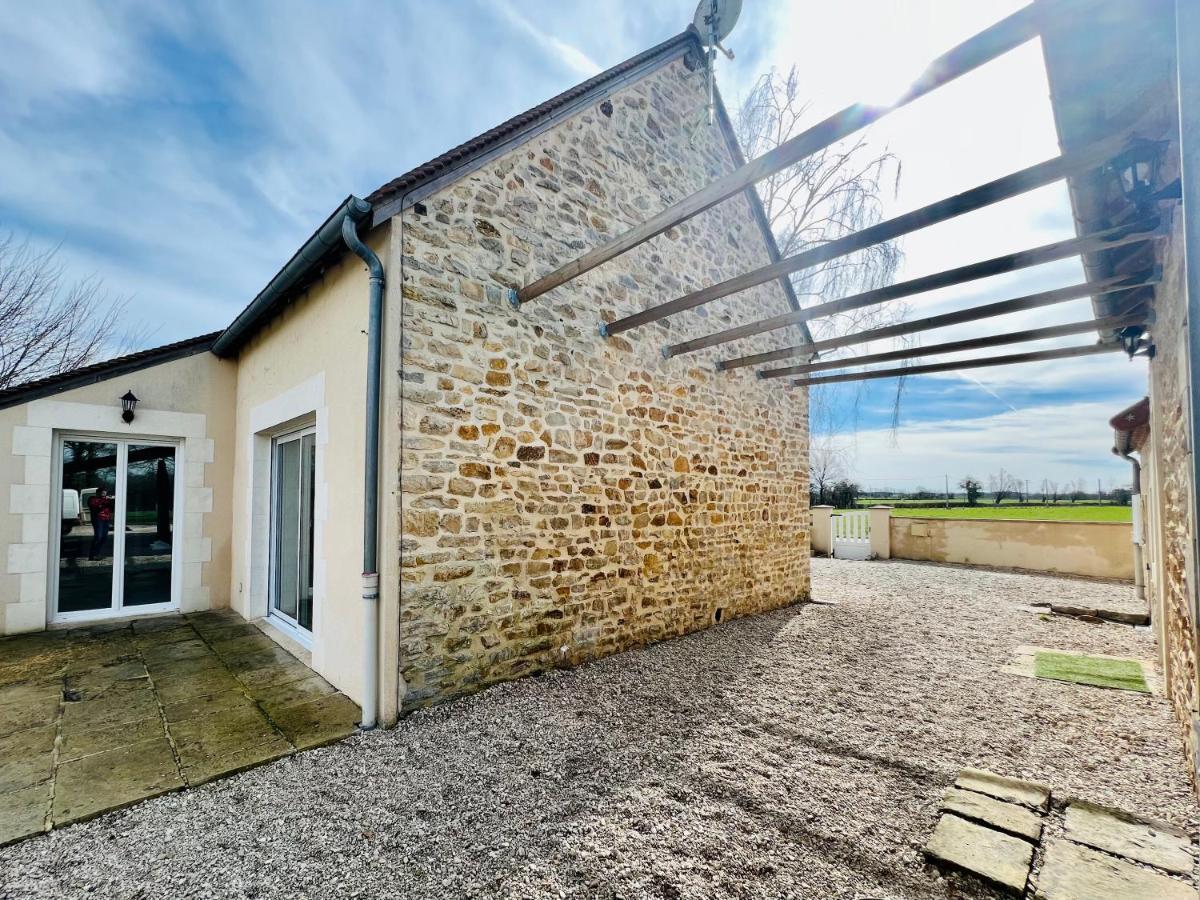 Villa Du Circuit: Poolside Retreat With 4 Bedrooms Near Racing Track Mars-sur-Allier