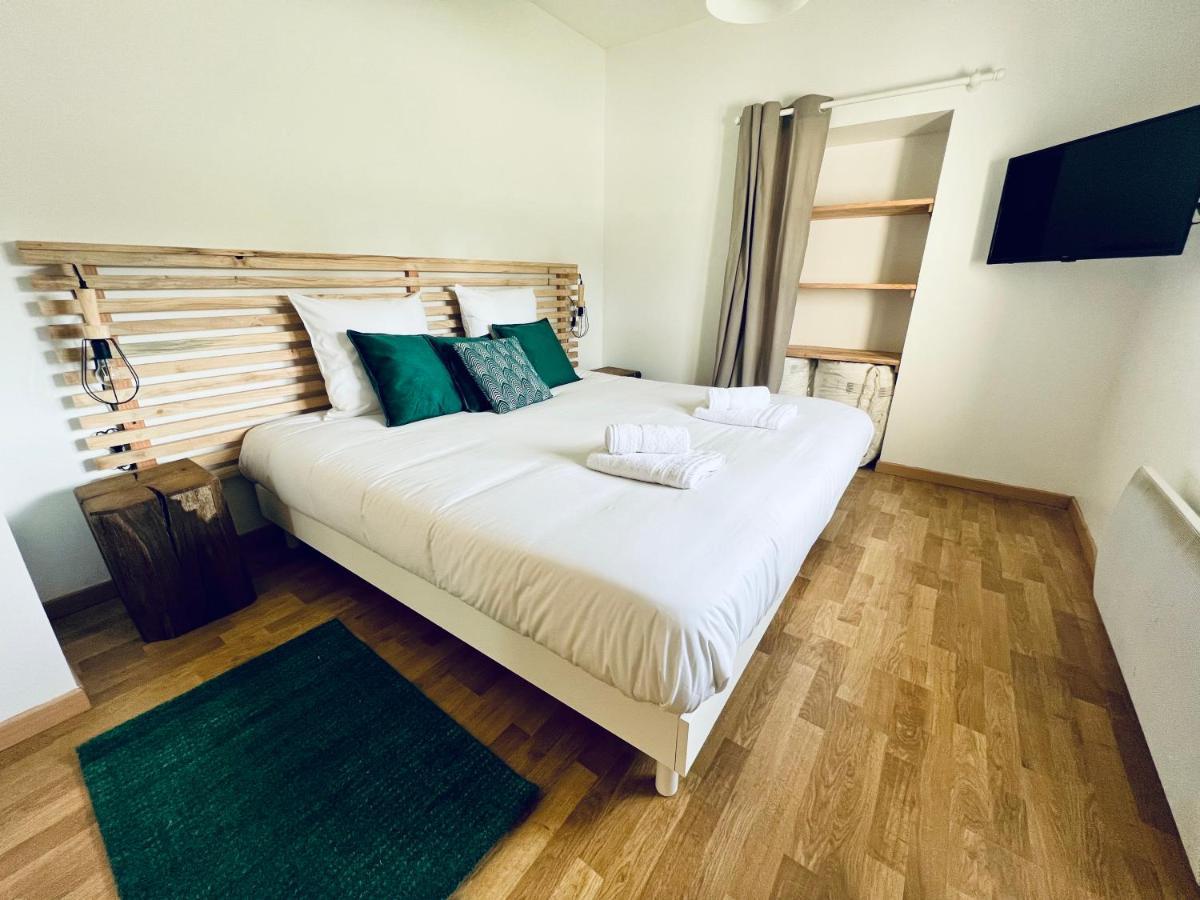 Du Circuit: Poolside Retreat With 4 Bedrooms Near Racing Track Villa *