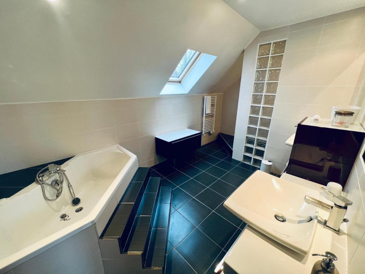 Du Circuit: Poolside Retreat With 4 Bedrooms Near Racing Track Villa *