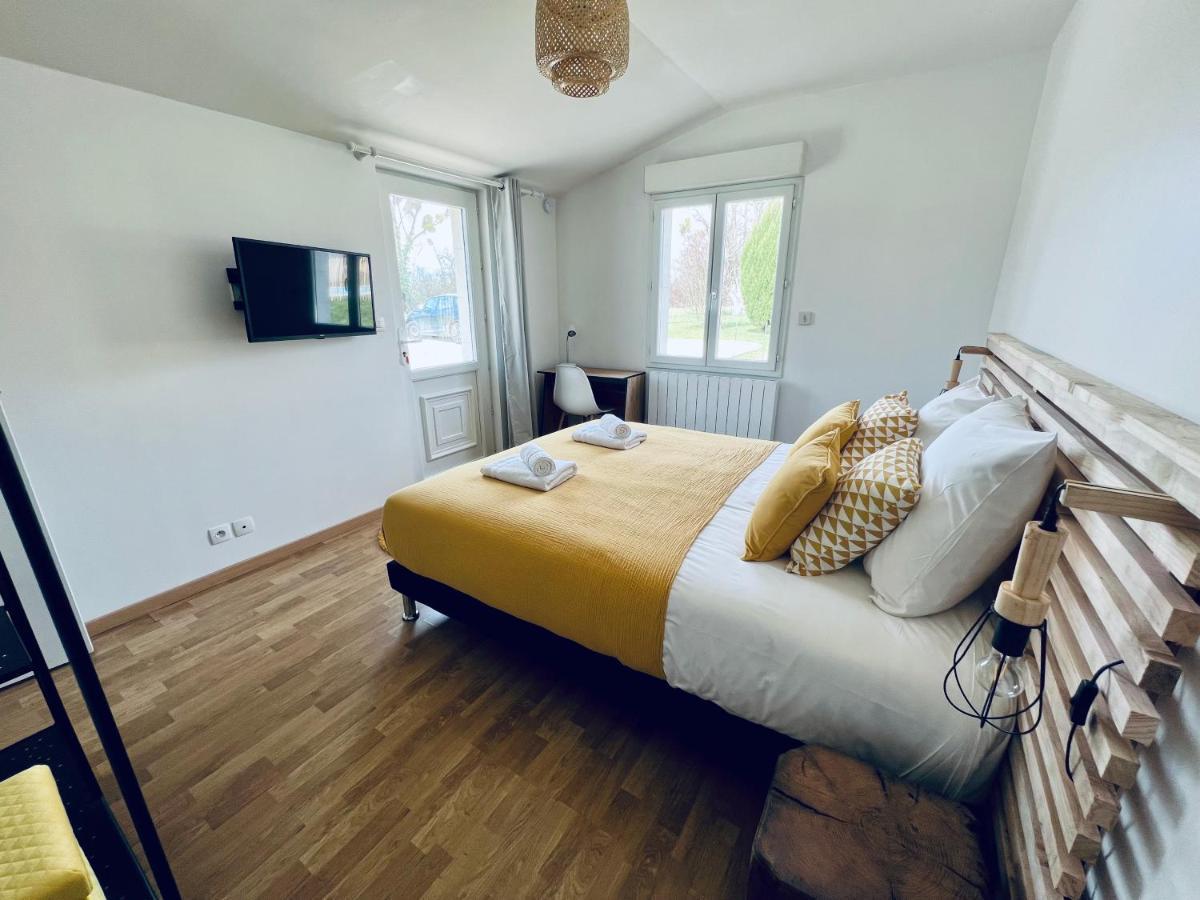 Du Circuit: Poolside Retreat With 4 Bedrooms Near Racing Track