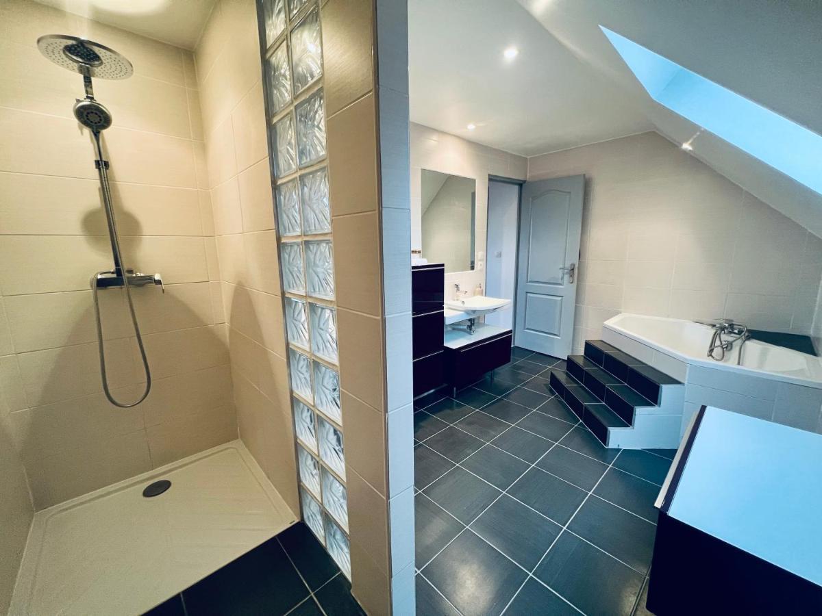 Du Circuit: Poolside Retreat With 4 Bedrooms Near Racing Track Villa Mars-sur-Allier
