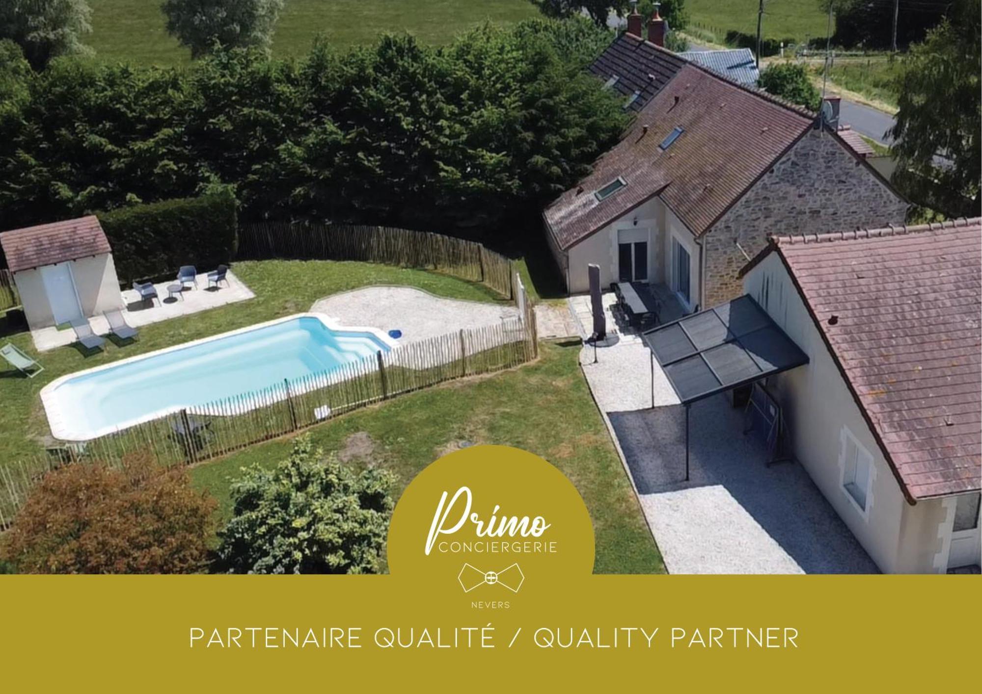 Du Circuit: Poolside Retreat With 4 Bedrooms Near Racing Track Mars-sur-Allier